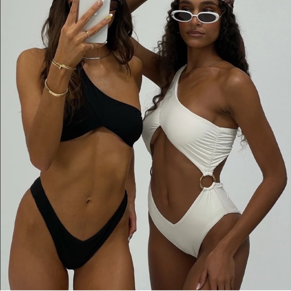 WeWoreWhat One Piece Cutout Swimsuit M